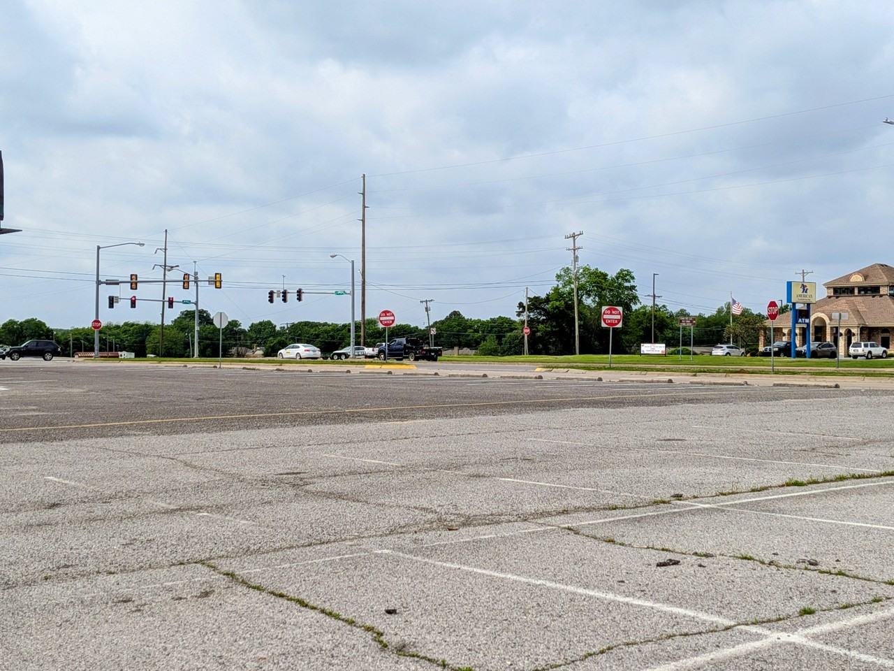 1106 S Commerce St - Photo 3 of 13