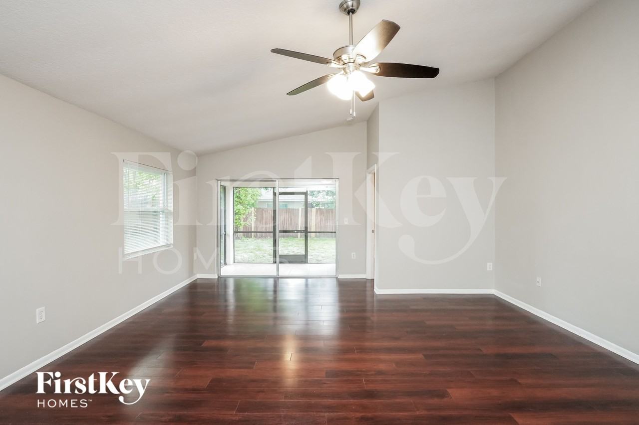 10625 Wyndcliff Dr - Photo 2 of 15