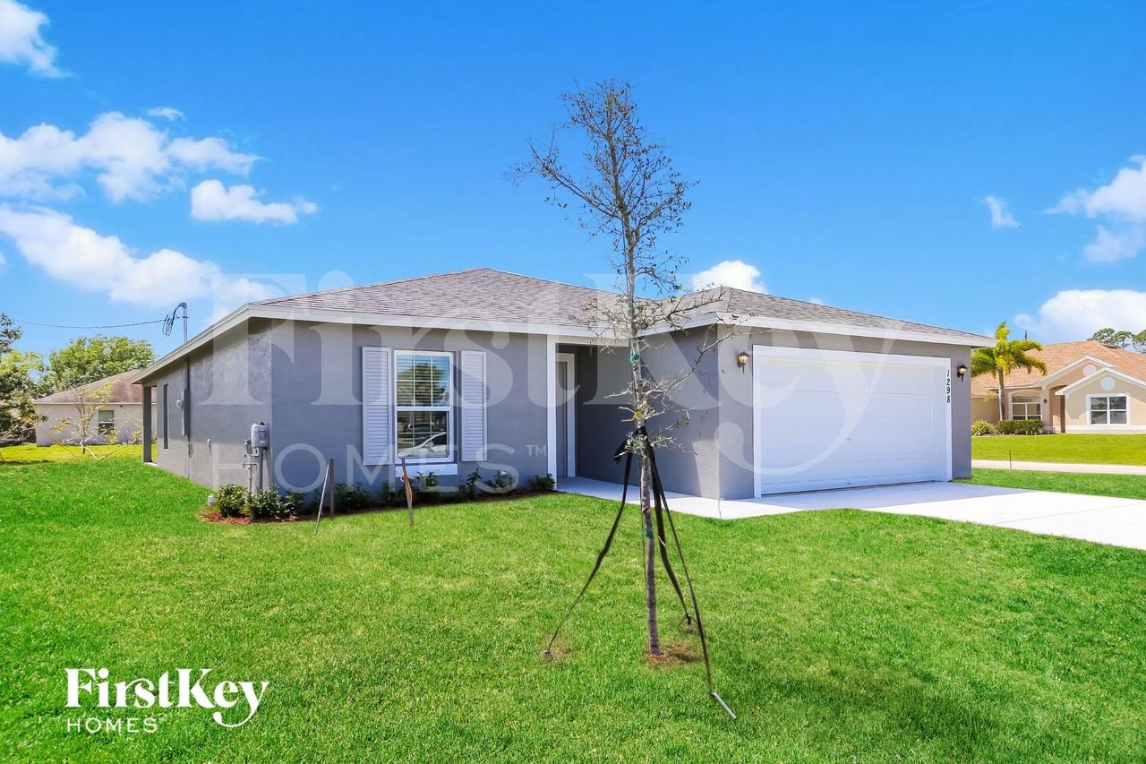 1298 Sw Crost Ave - Photo 2 of 15