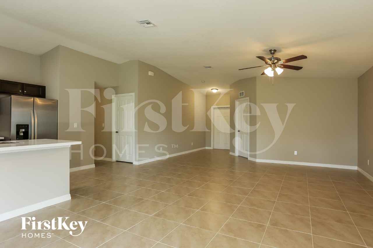 1298 Sw Crost Ave - Photo 3 of 15