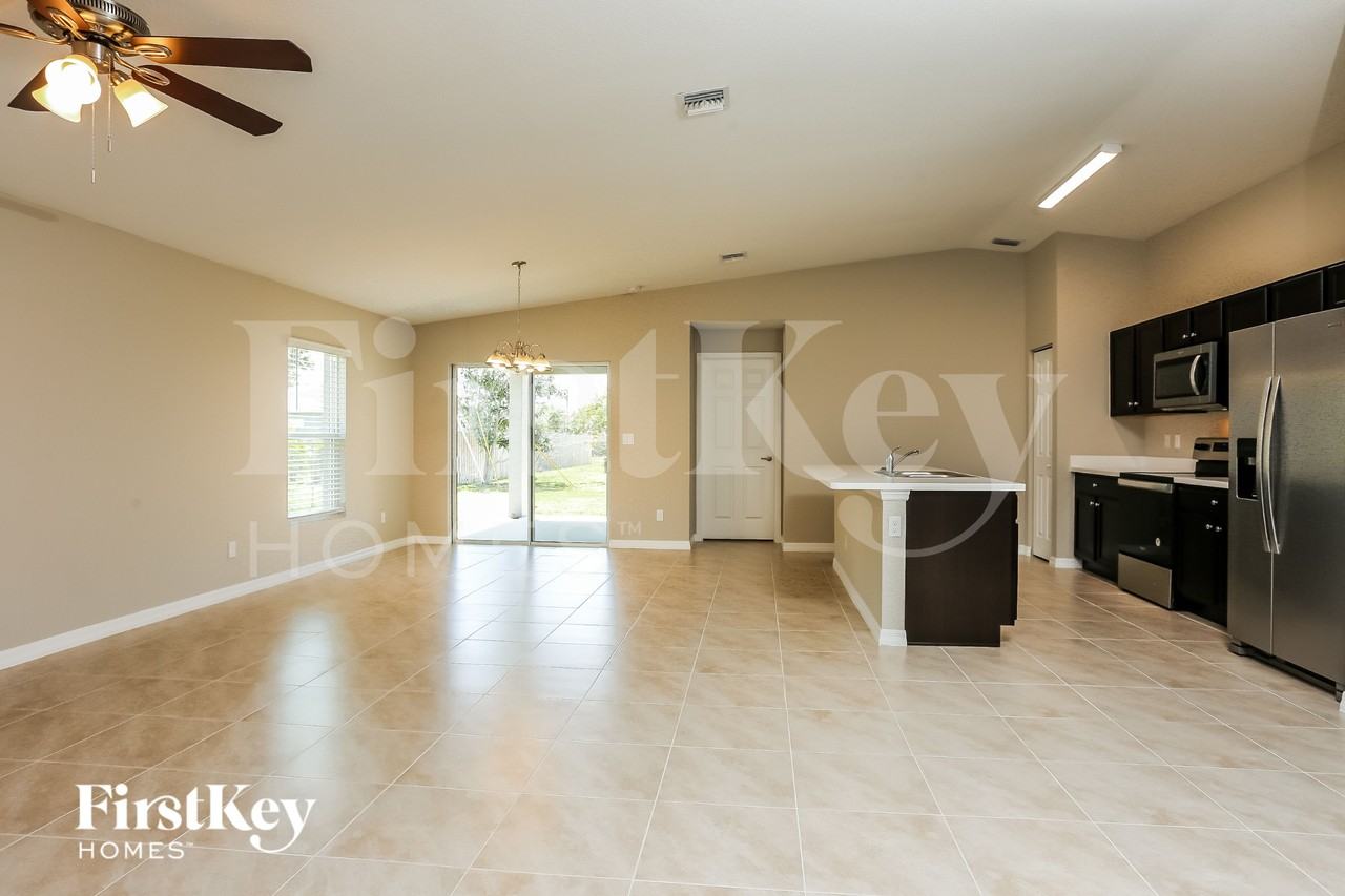 1298 Sw Crost Ave - Photo 4 of 15