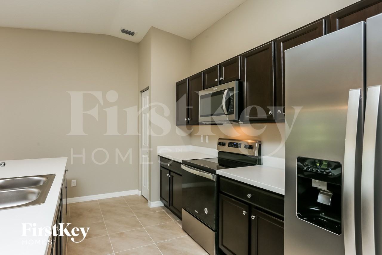 1298 Sw Crost Ave - Photo 5 of 15