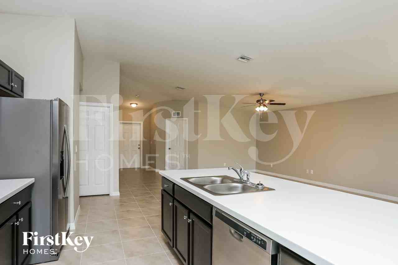 1298 Sw Crost Ave - Photo 6 of 15