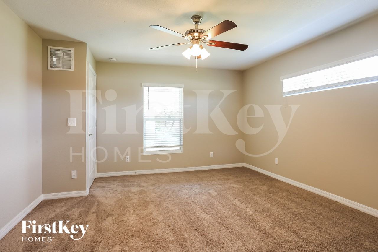 1298 Sw Crost Ave - Photo 7 of 15