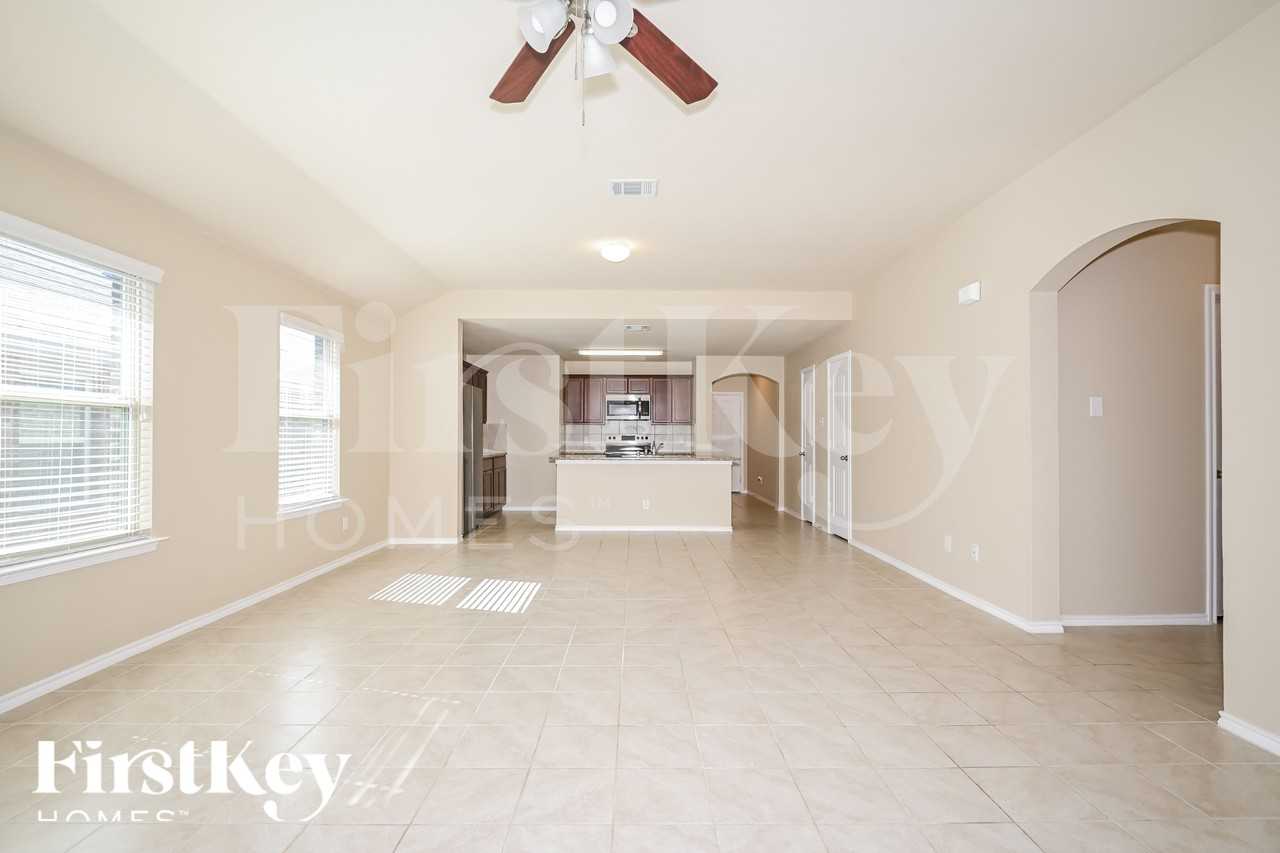 961 Corbitt Ln - Photo 4 of 19