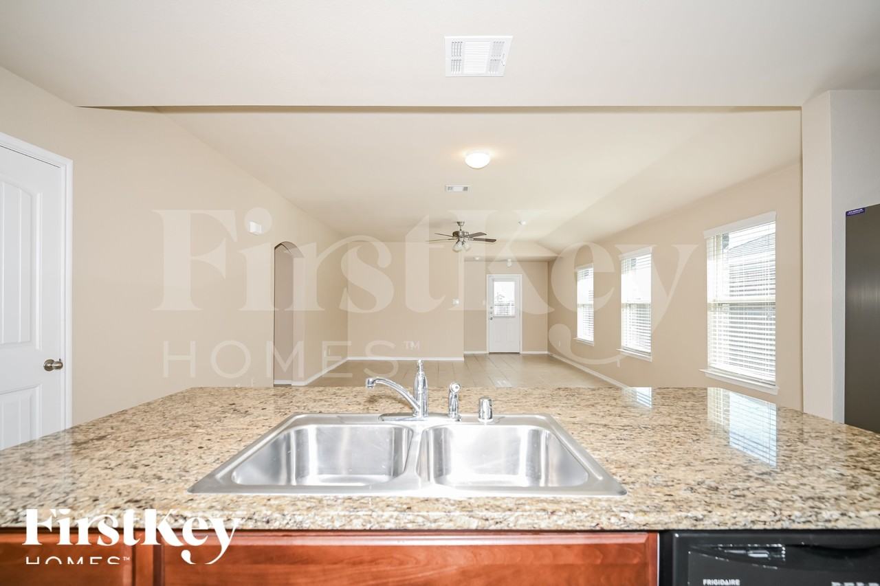 961 Corbitt Ln - Photo 5 of 19