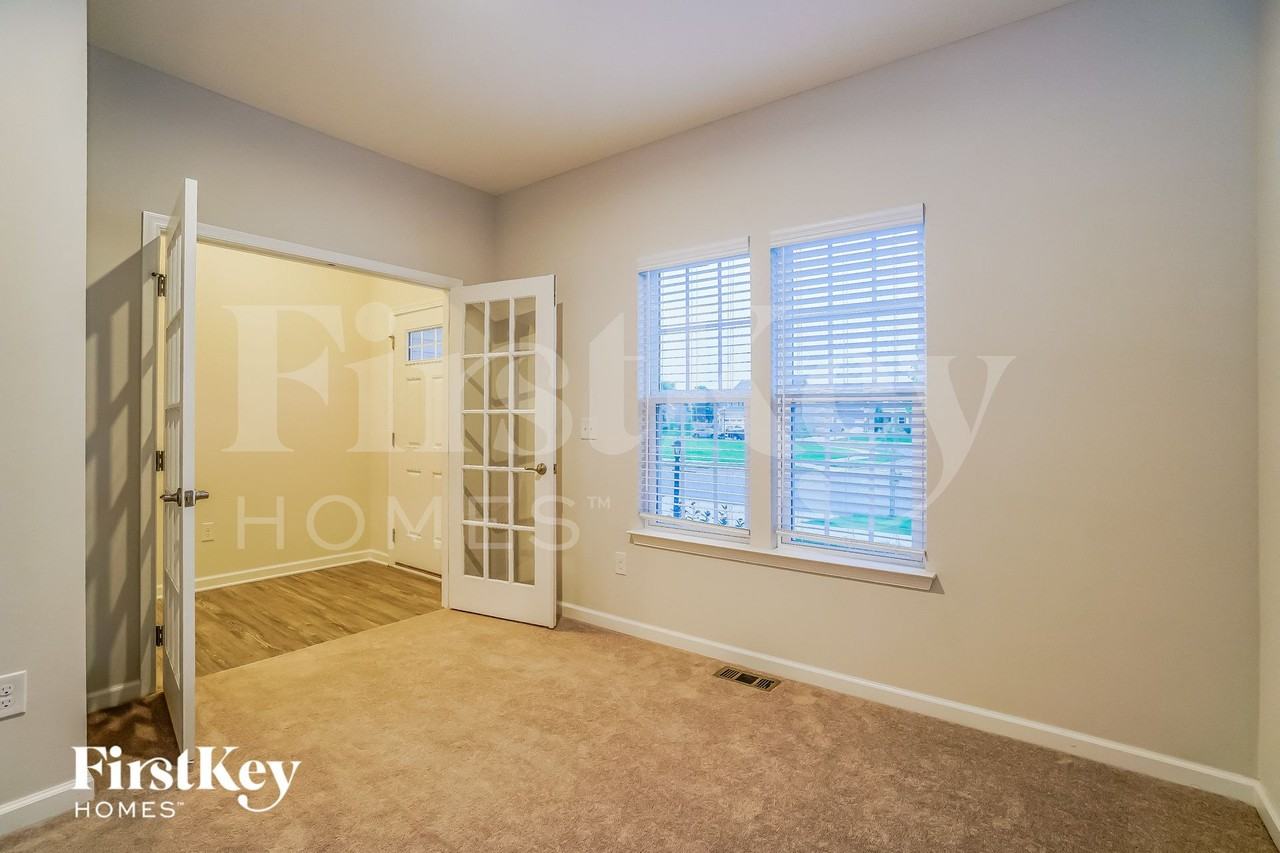 717 Wallace Dr - Photo 2 of 15