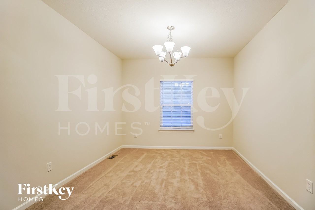 717 Wallace Dr - Photo 3 of 15