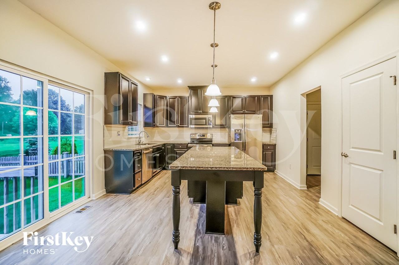 717 Wallace Dr - Photo 4 of 15