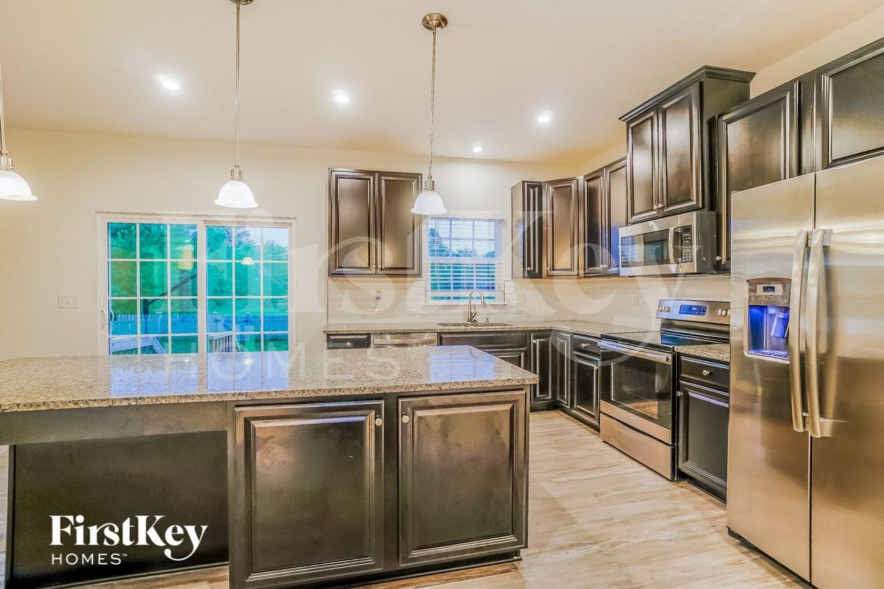 717 Wallace Dr - Photo 5 of 15