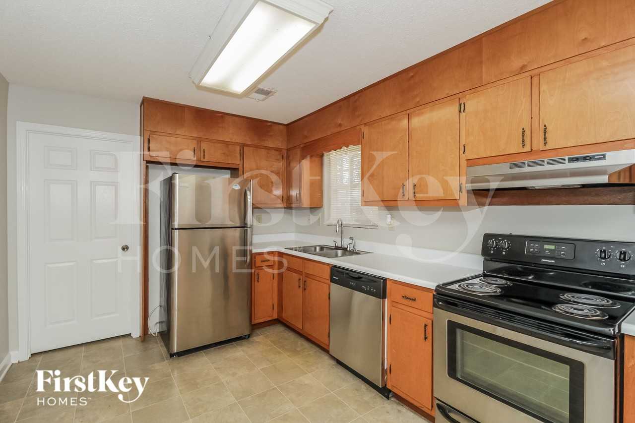 420 Castlewood Rd - Photo 6 of 15