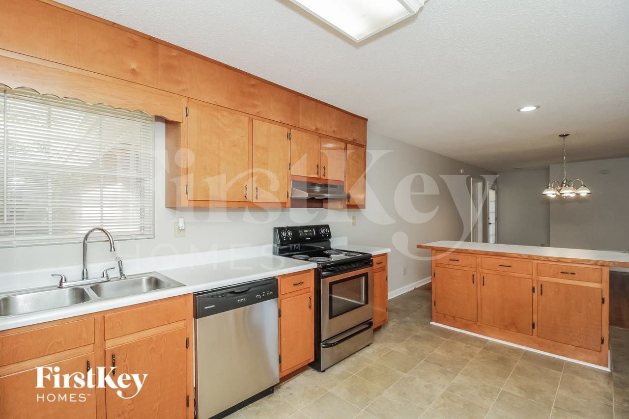 420 Castlewood Rd - Photo 7 of 15