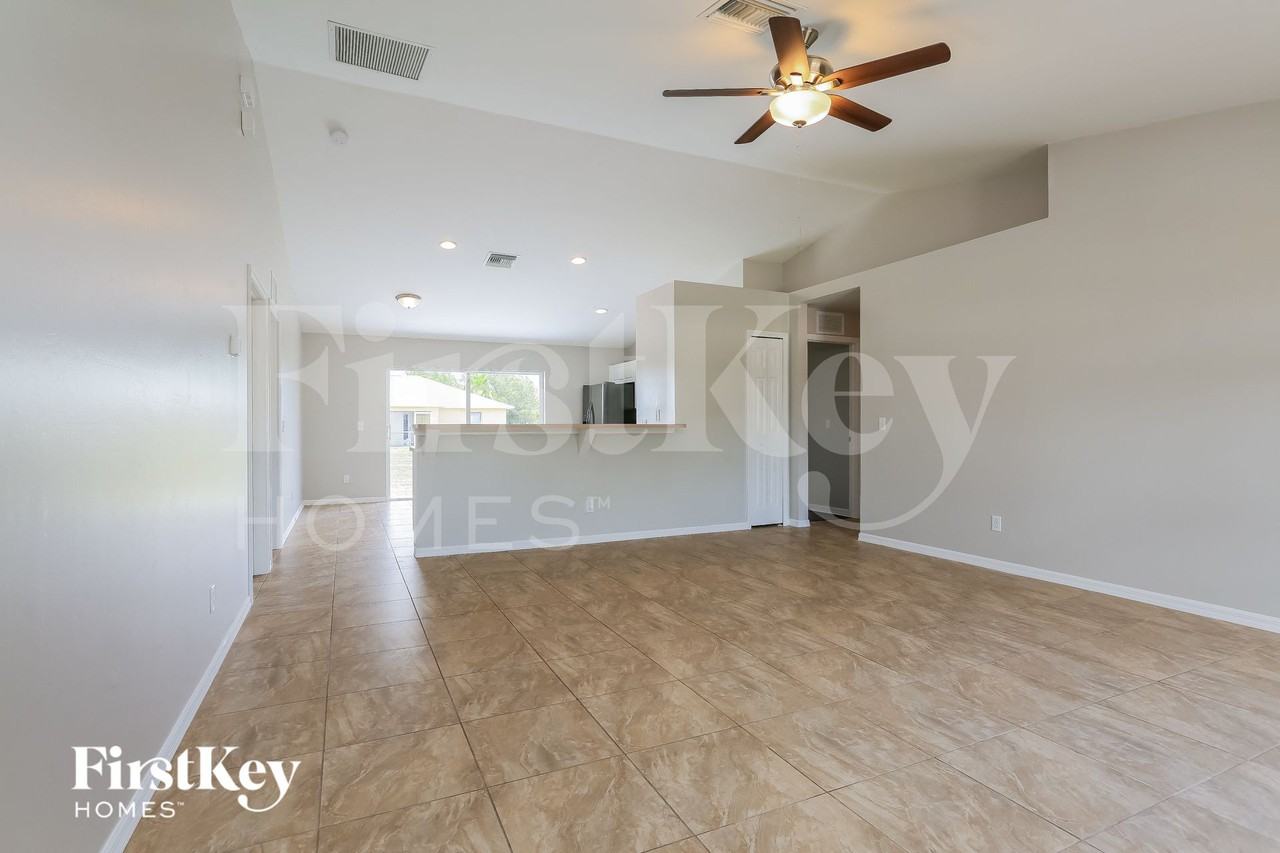 215 Mossrosse St - Photo 3 of 15