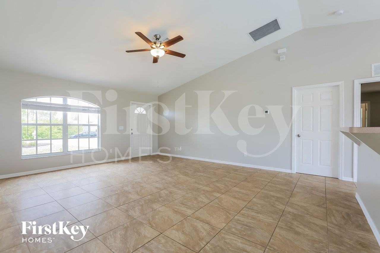 215 Mossrosse St - Photo 4 of 15