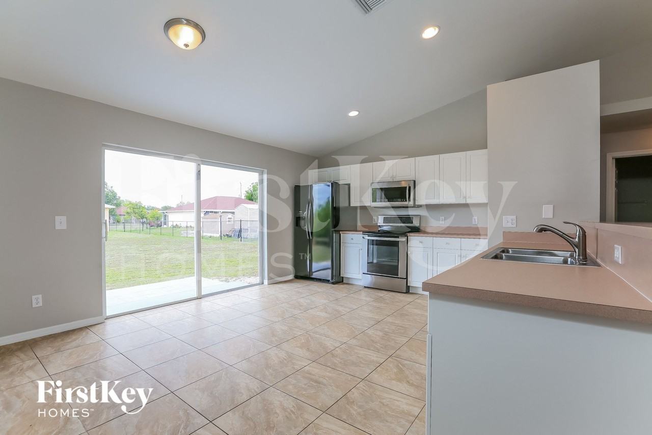 215 Mossrosse St - Photo 5 of 15