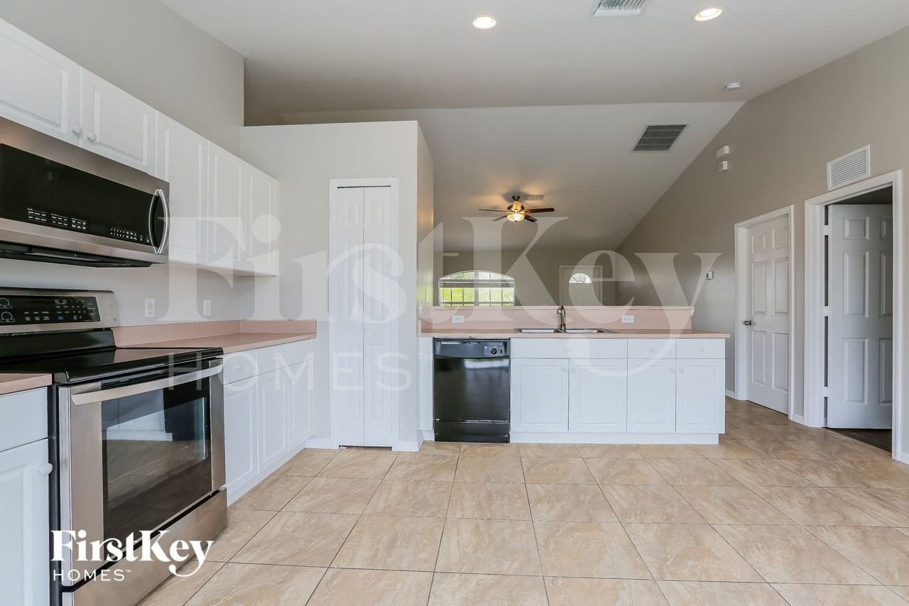 215 Mossrosse St - Photo 6 of 15