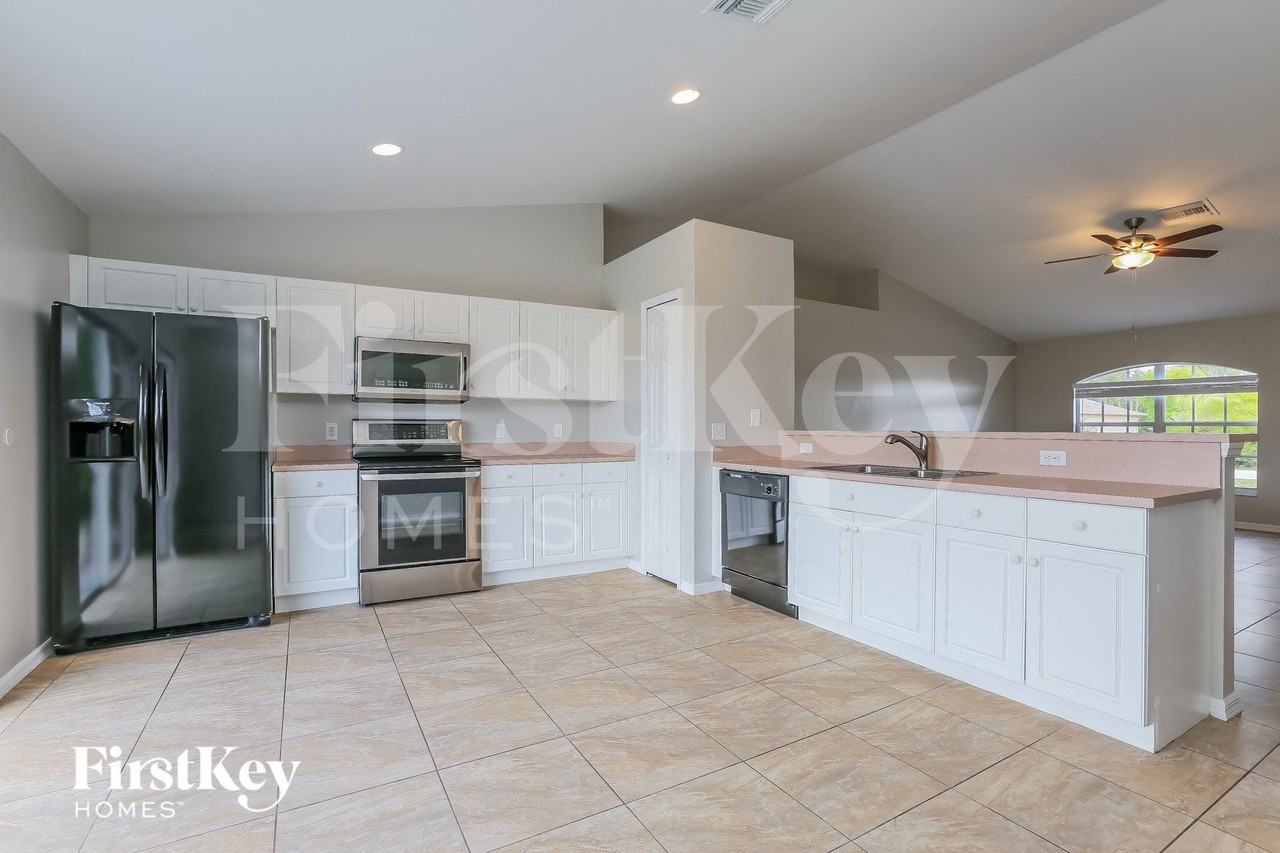 215 Mossrosse St - Photo 7 of 15