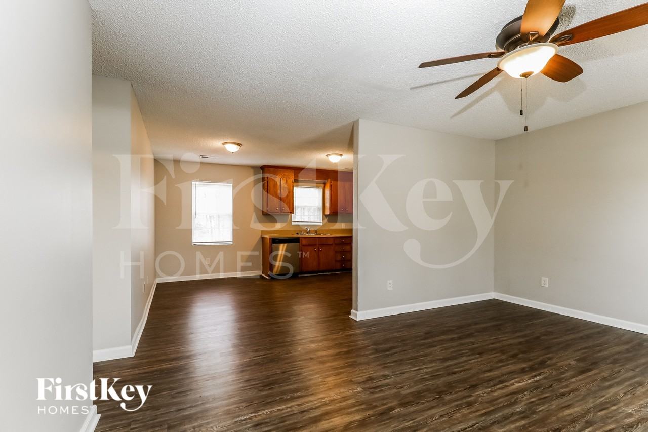 110 Stillwell St - Photo 4 of 18