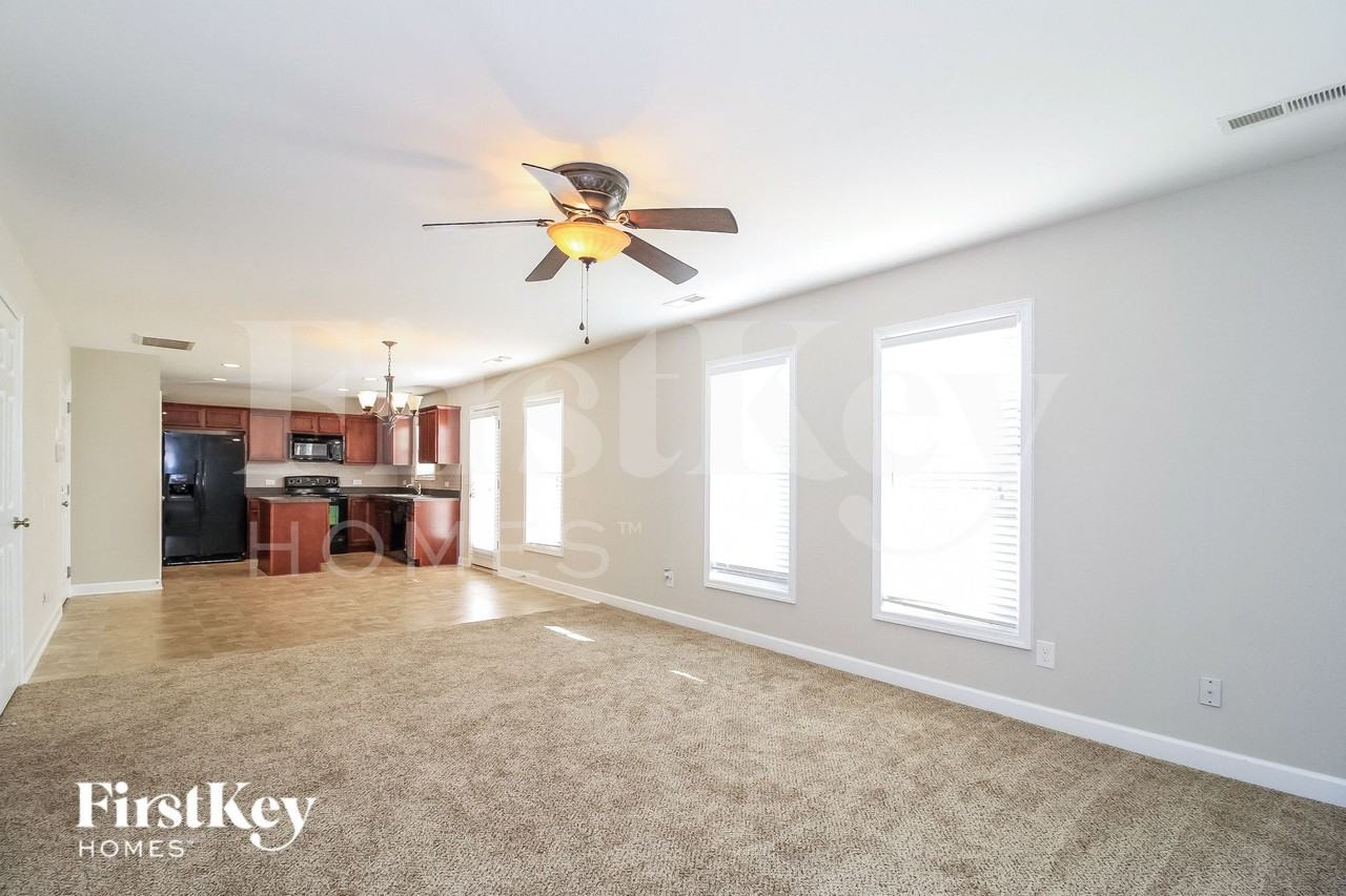 1686 Crestlawn Trl - Photo 3 of 15