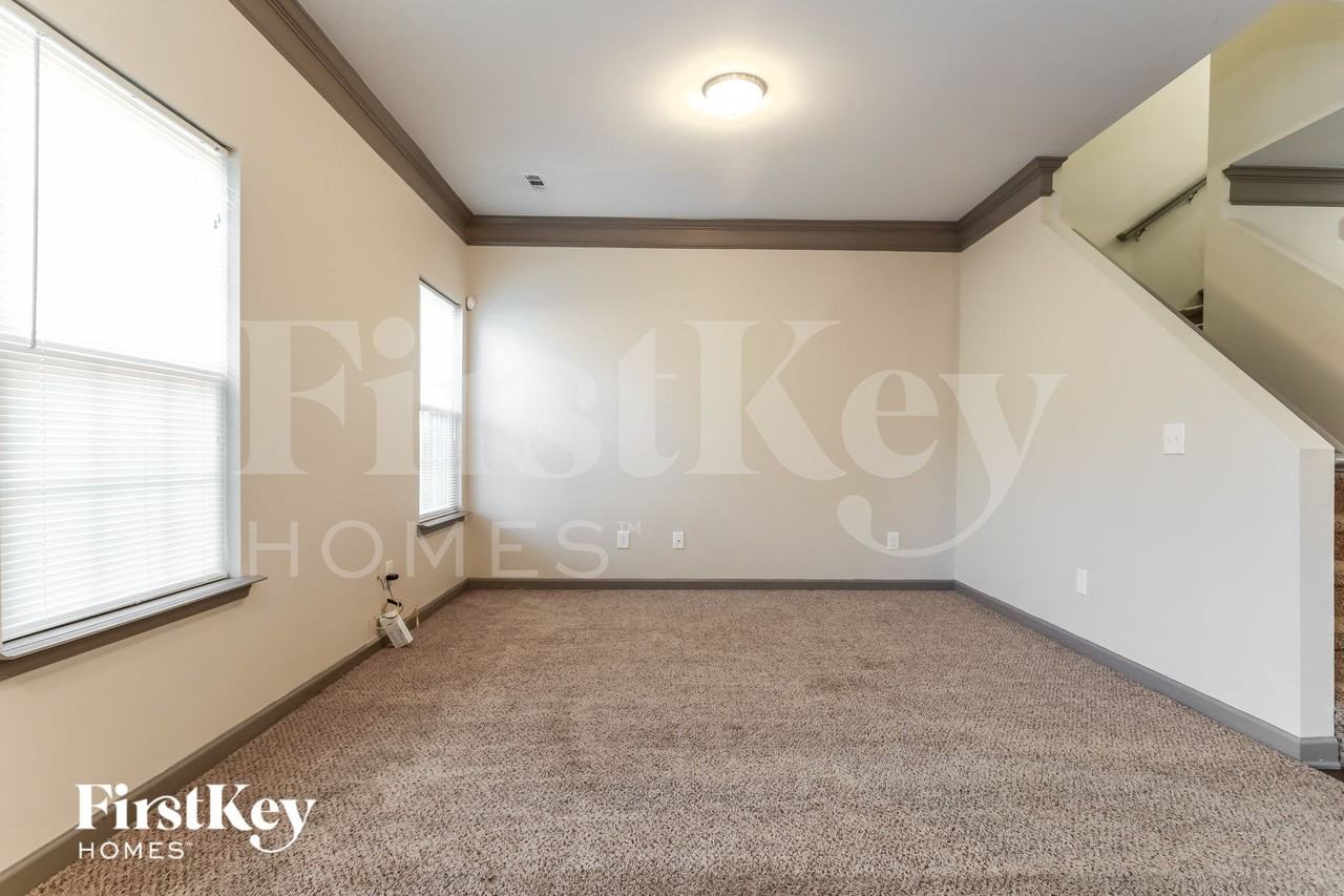 866 Ivydale Ln - Photo 2 of 15