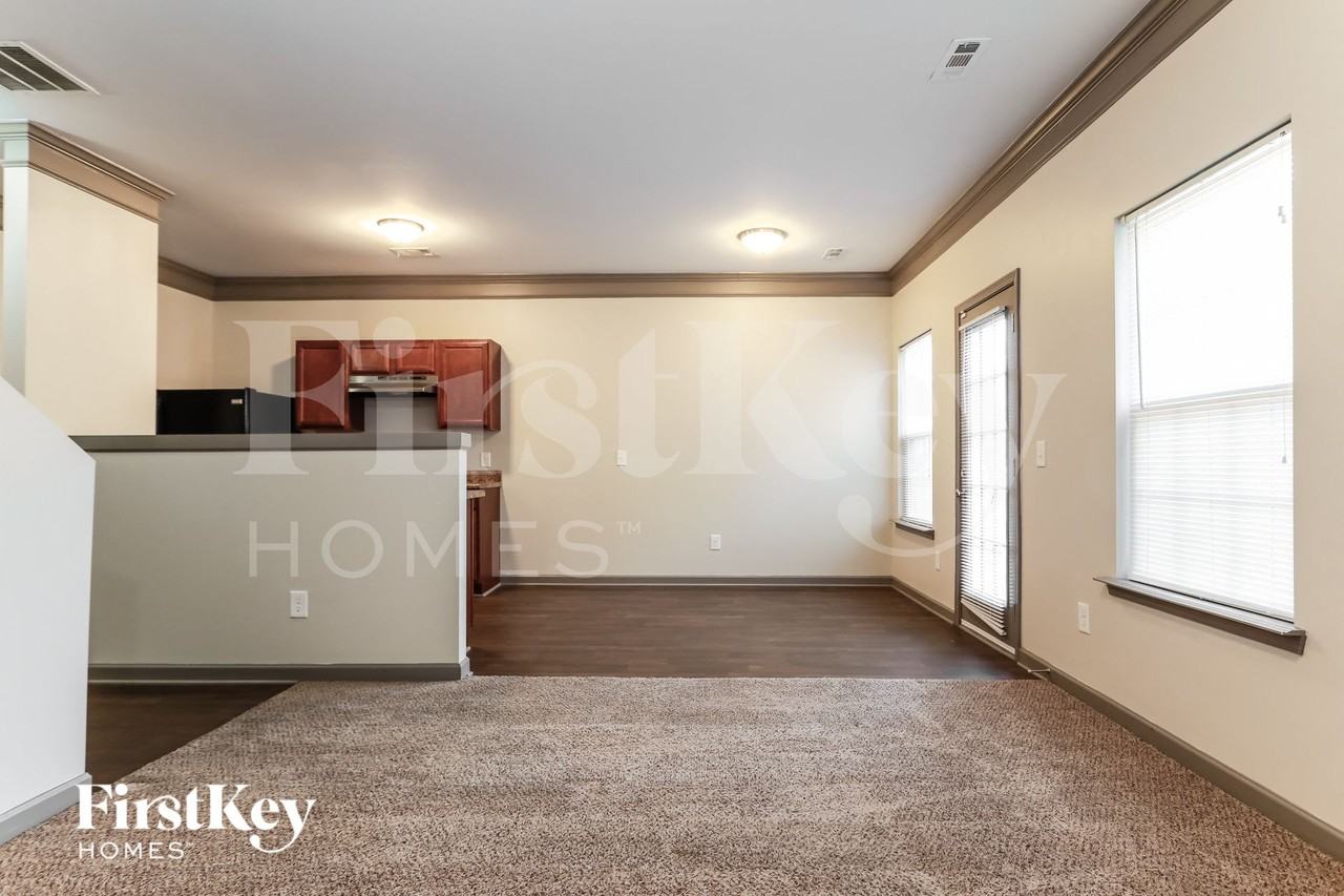 866 Ivydale Ln - Photo 3 of 15