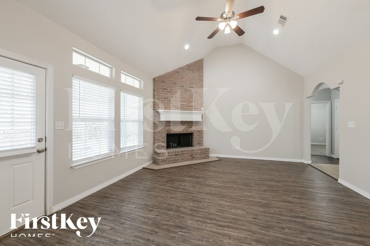 295 Cypress Dr - Photo 3 of 18