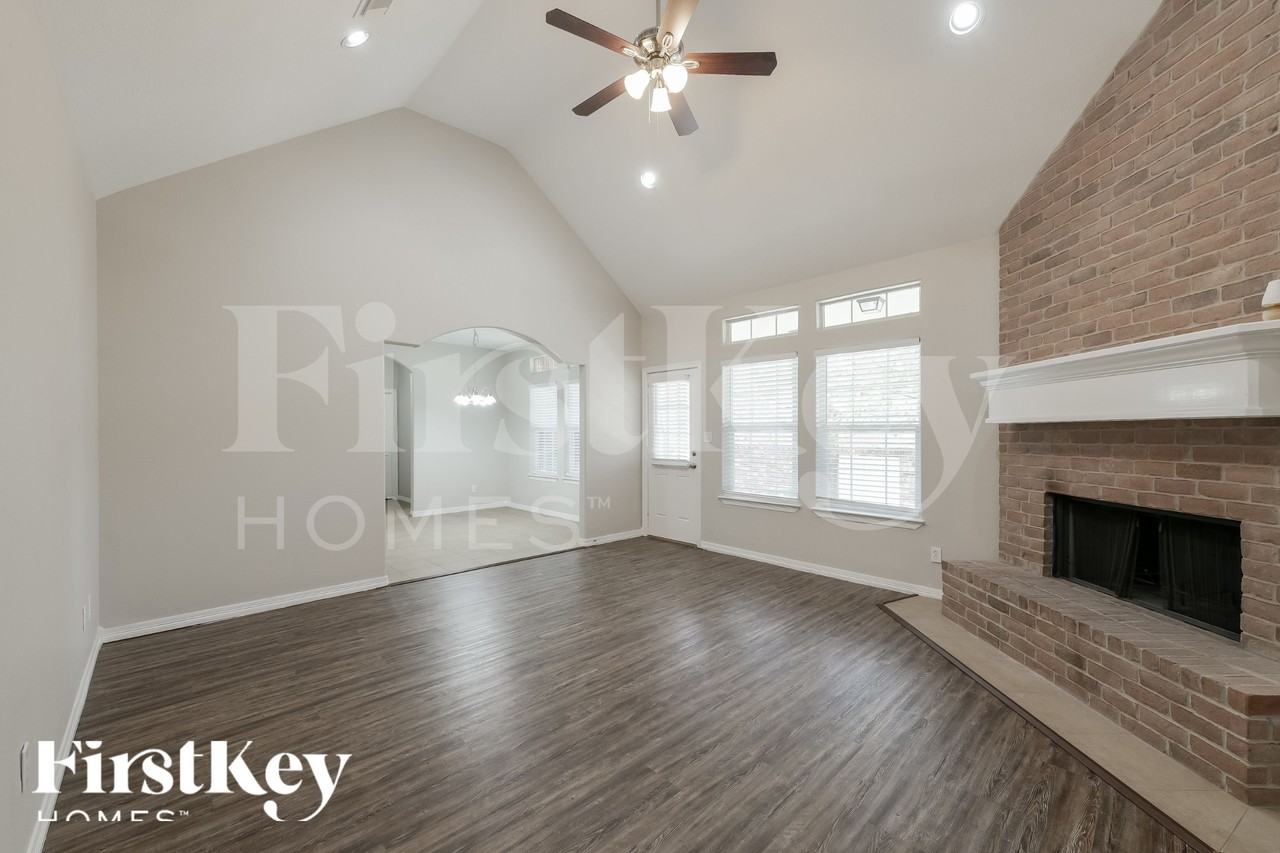 295 Cypress Dr - Photo 5 of 18