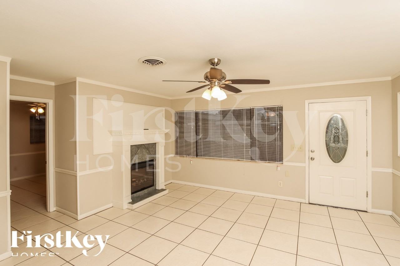 988 Cardon Dr - Photo 3 of 18