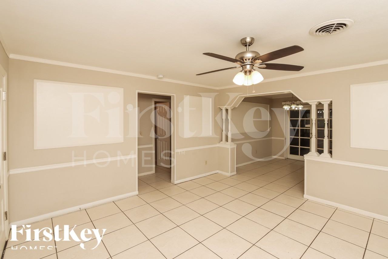 988 Cardon Dr - Photo 5 of 18