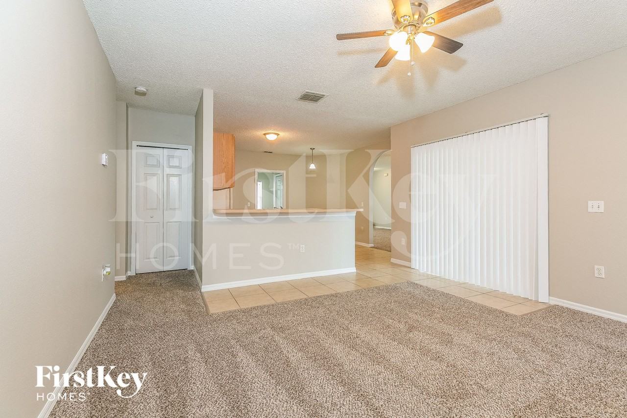 927 Cannes Dr - Photo 4 of 15