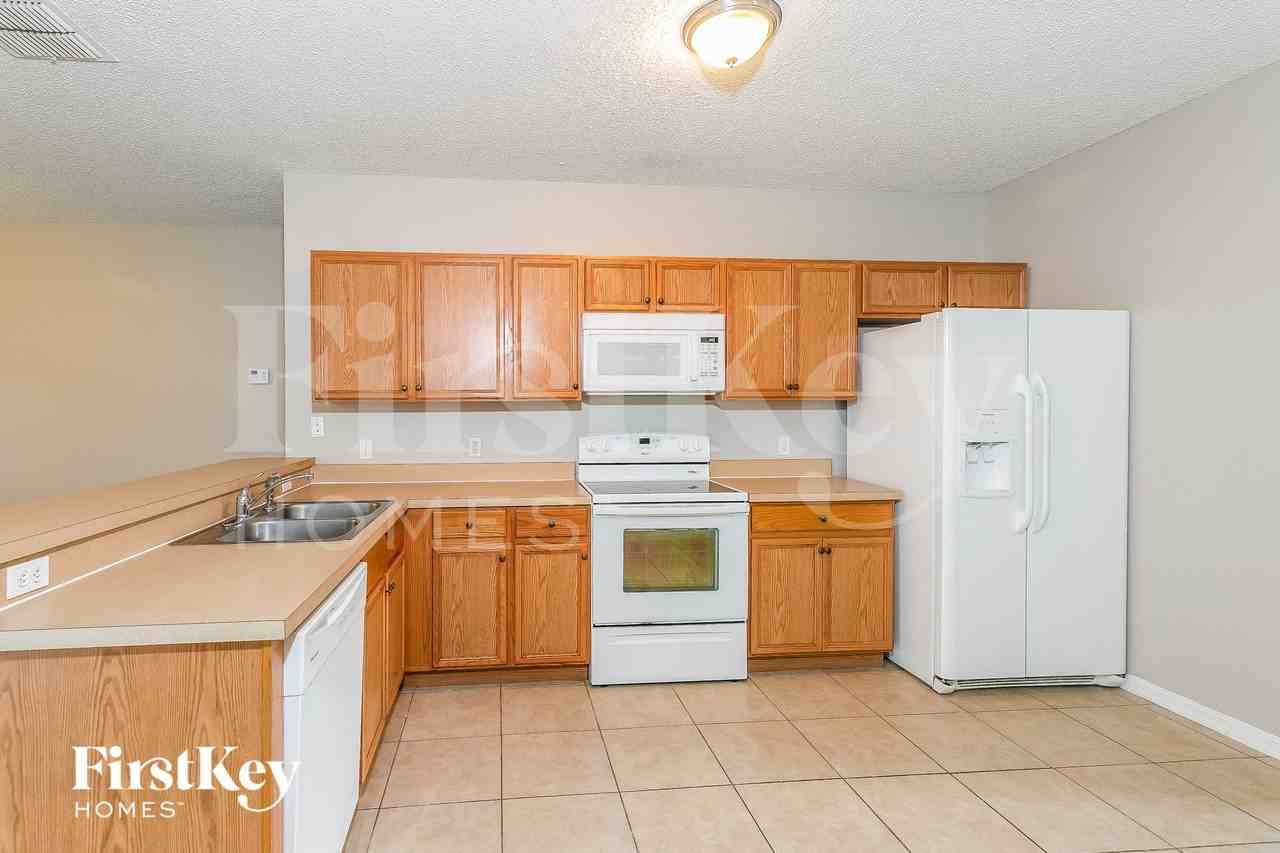 927 Cannes Dr - Photo 5 of 15