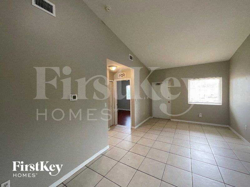925 Neavenue #203 - Photo 4 of 13