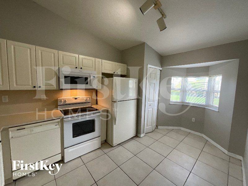 925 Neavenue #203 - Photo 7 of 13