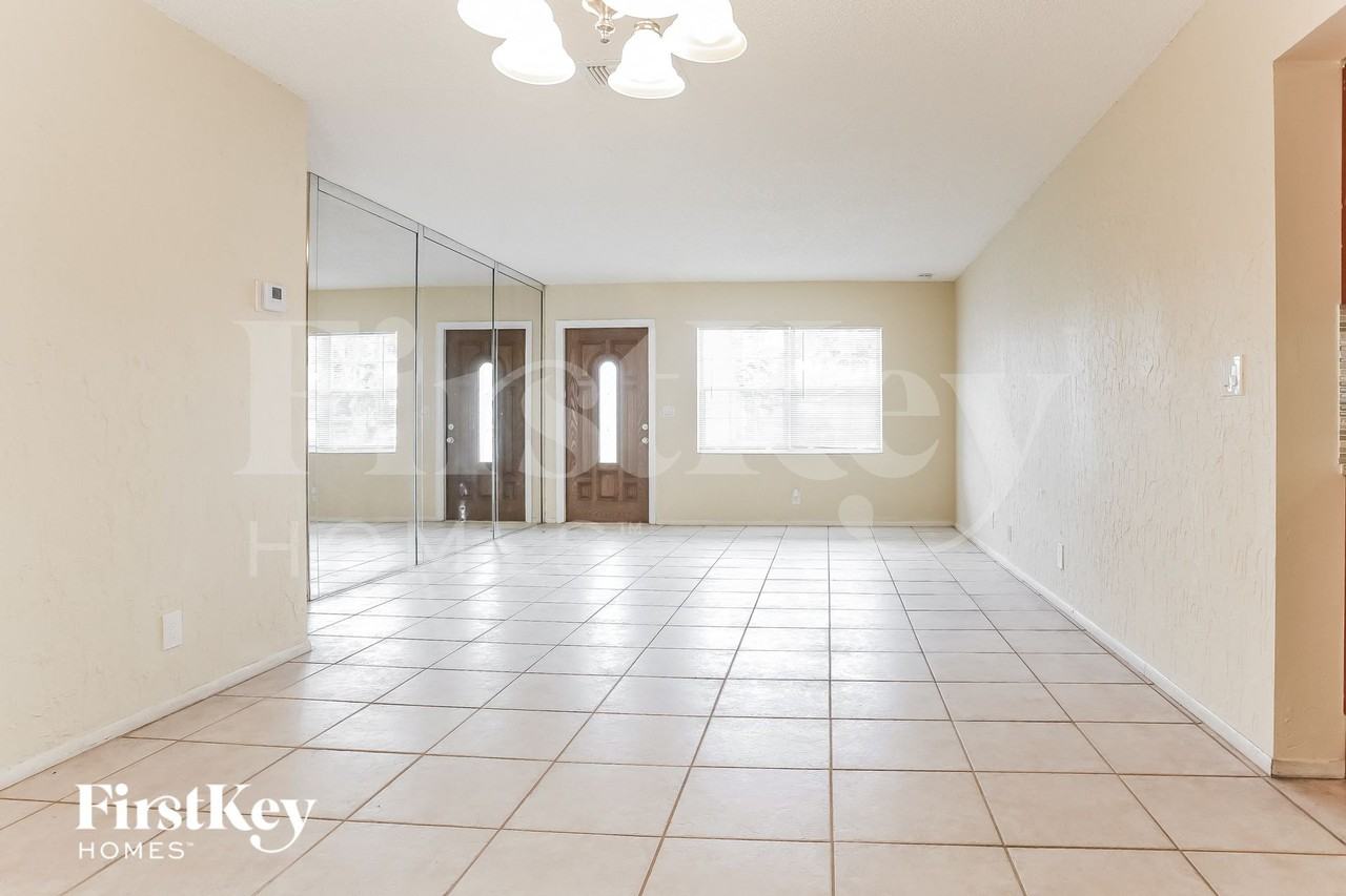 9203 Southampton Pl - Photo 4 of 15