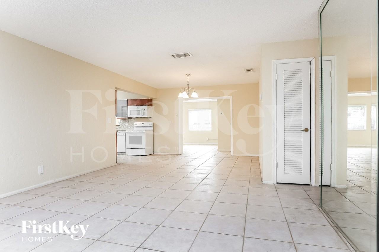 9203 Southampton Pl - Photo 5 of 15