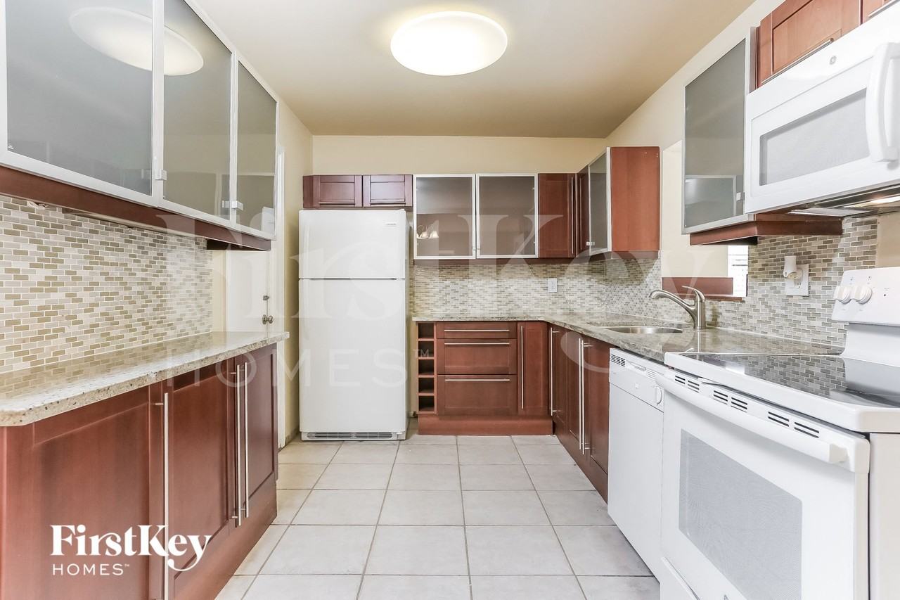 9203 Southampton Pl - Photo 6 of 15