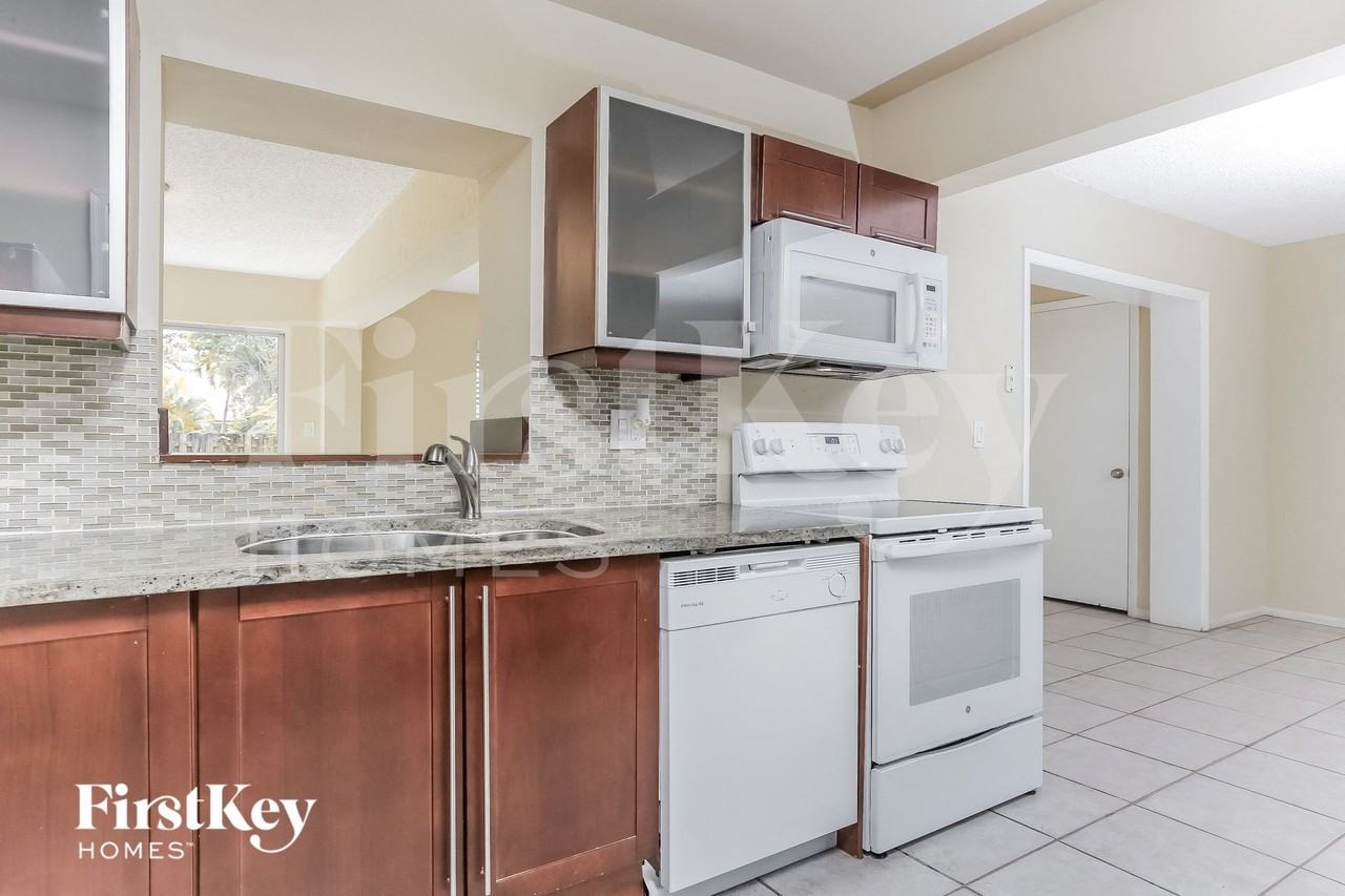 9203 Southampton Pl - Photo 7 of 15