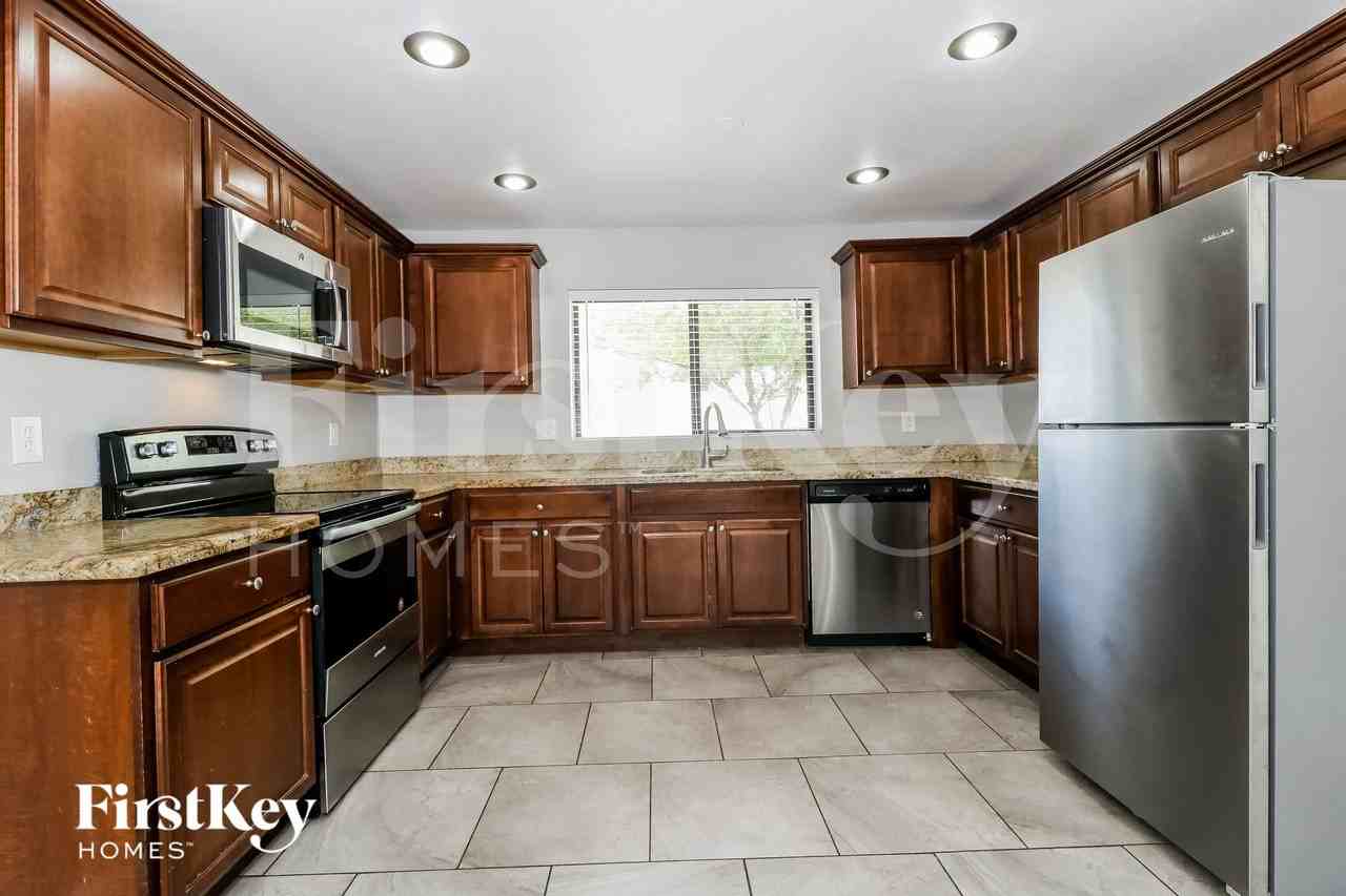 806 E El Caminito Dr - Photo 5 of 15