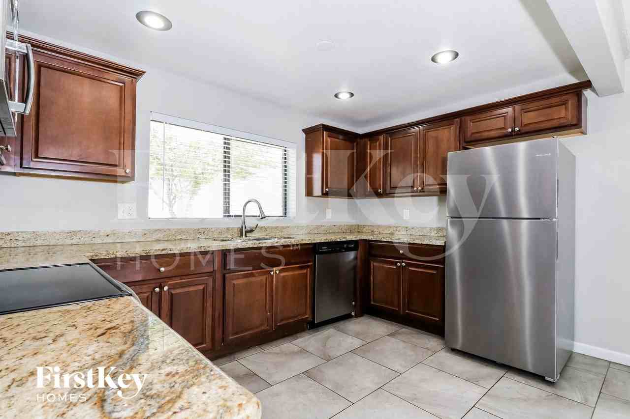 806 E El Caminito Dr - Photo 6 of 15