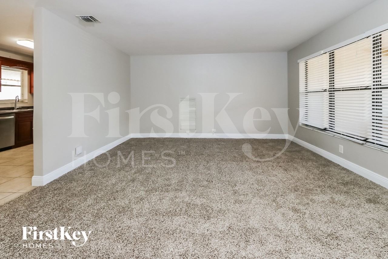 727 S Pine St - Photo 4 of 20