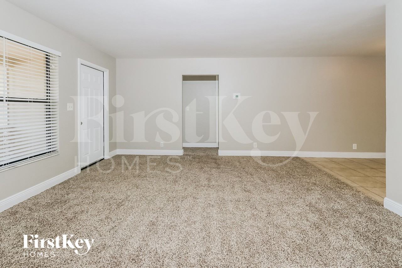 727 S Pine St - Photo 6 of 20