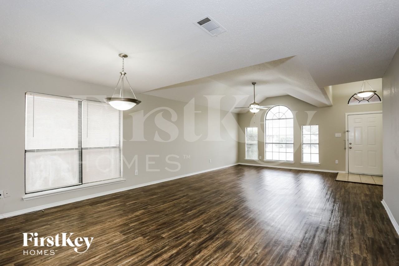 6912 Club Creek Dr - Photo 2 of 16