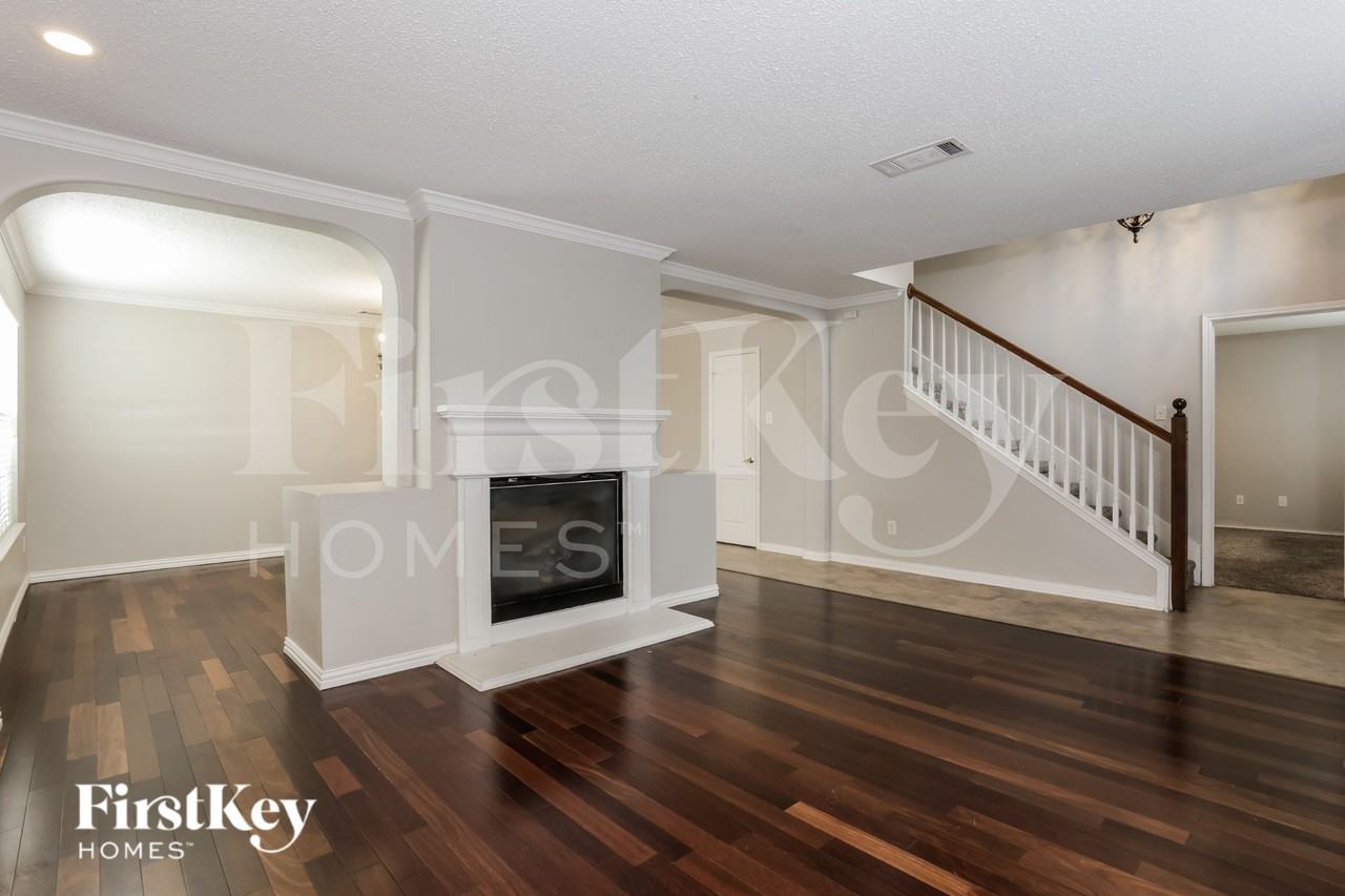 621 Stellaway Dr - Photo 2 of 19