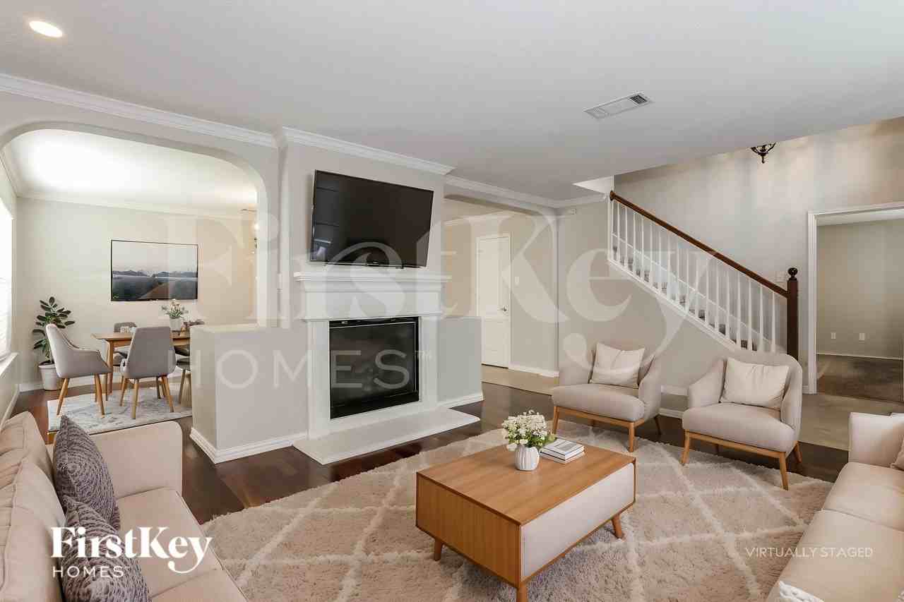 621 Stellaway Dr - Photo 3 of 19