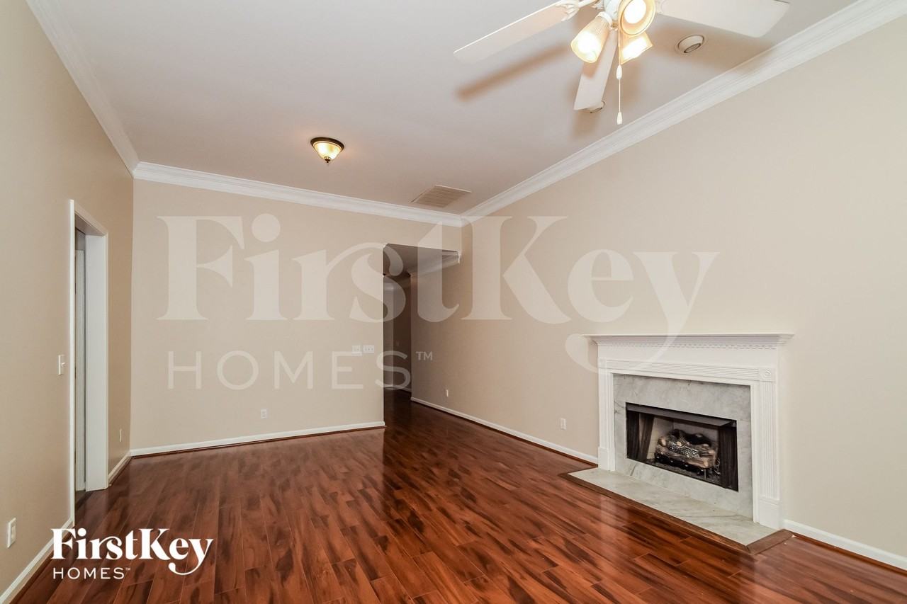 540 Enclave Cir - Photo 2 of 15