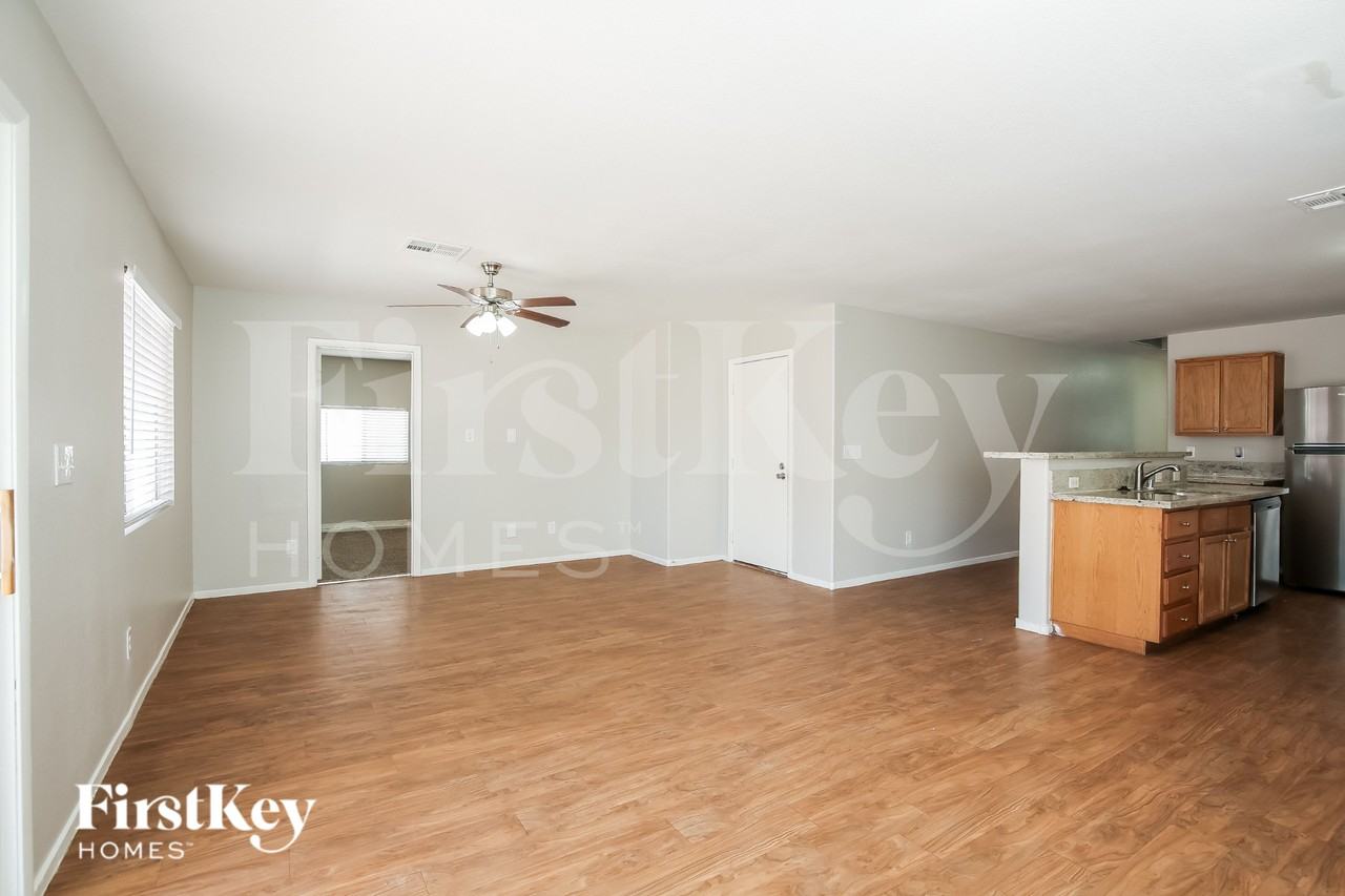 4941 Drifting Pebble St - Photo 5 of 19