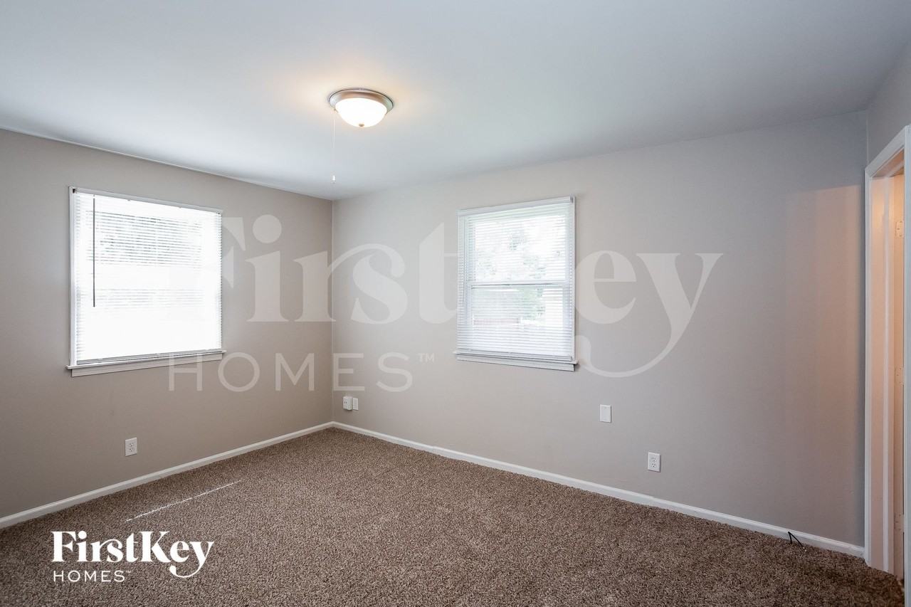 4438 Windsor Rd - Photo 5 of 15