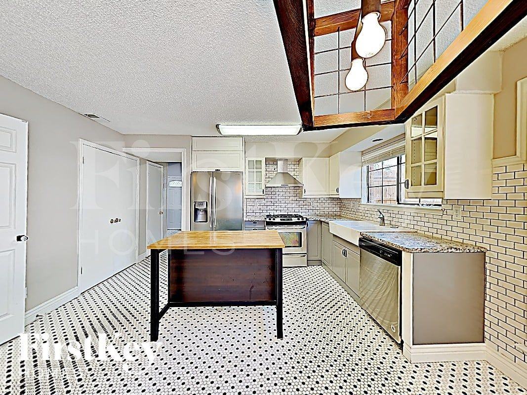4338 Walsh Ln - Photo 4 of 18