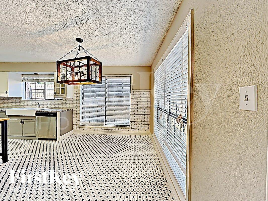 4338 Walsh Ln - Photo 5 of 18