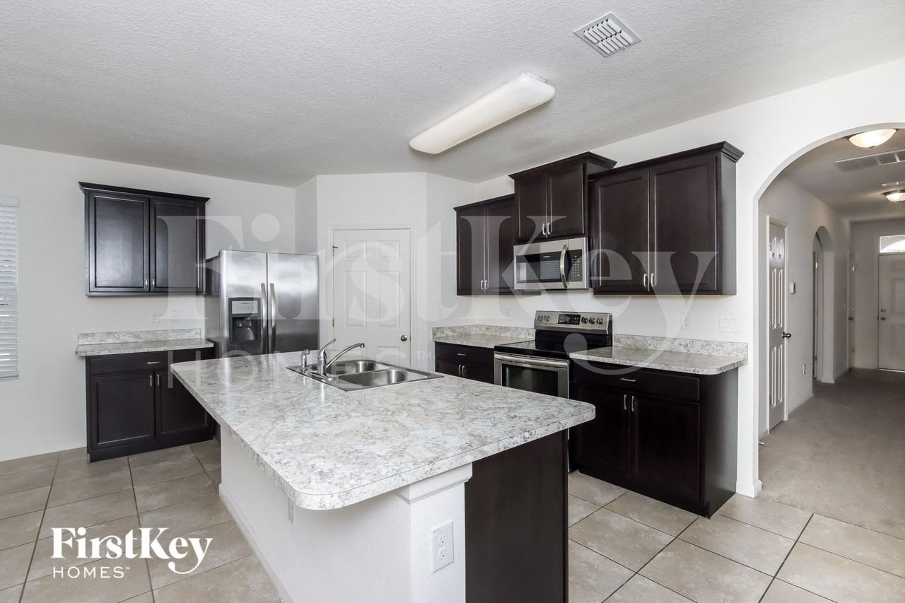 374 Sauders Rd Se - Photo 5 of 15